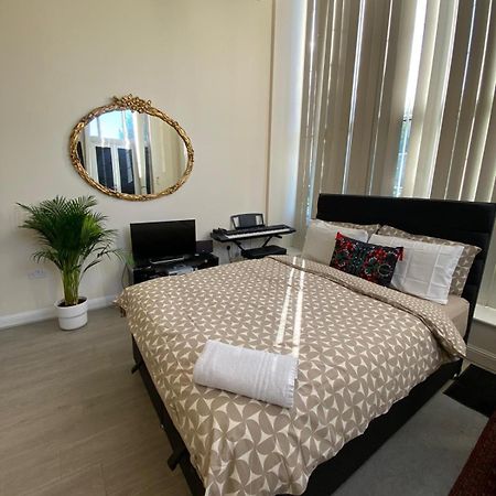 Spacious King Room With Private Entrance - Near Emirates And Camden And King'S Cross - 5 Min To Tube Finchley Esterno foto
